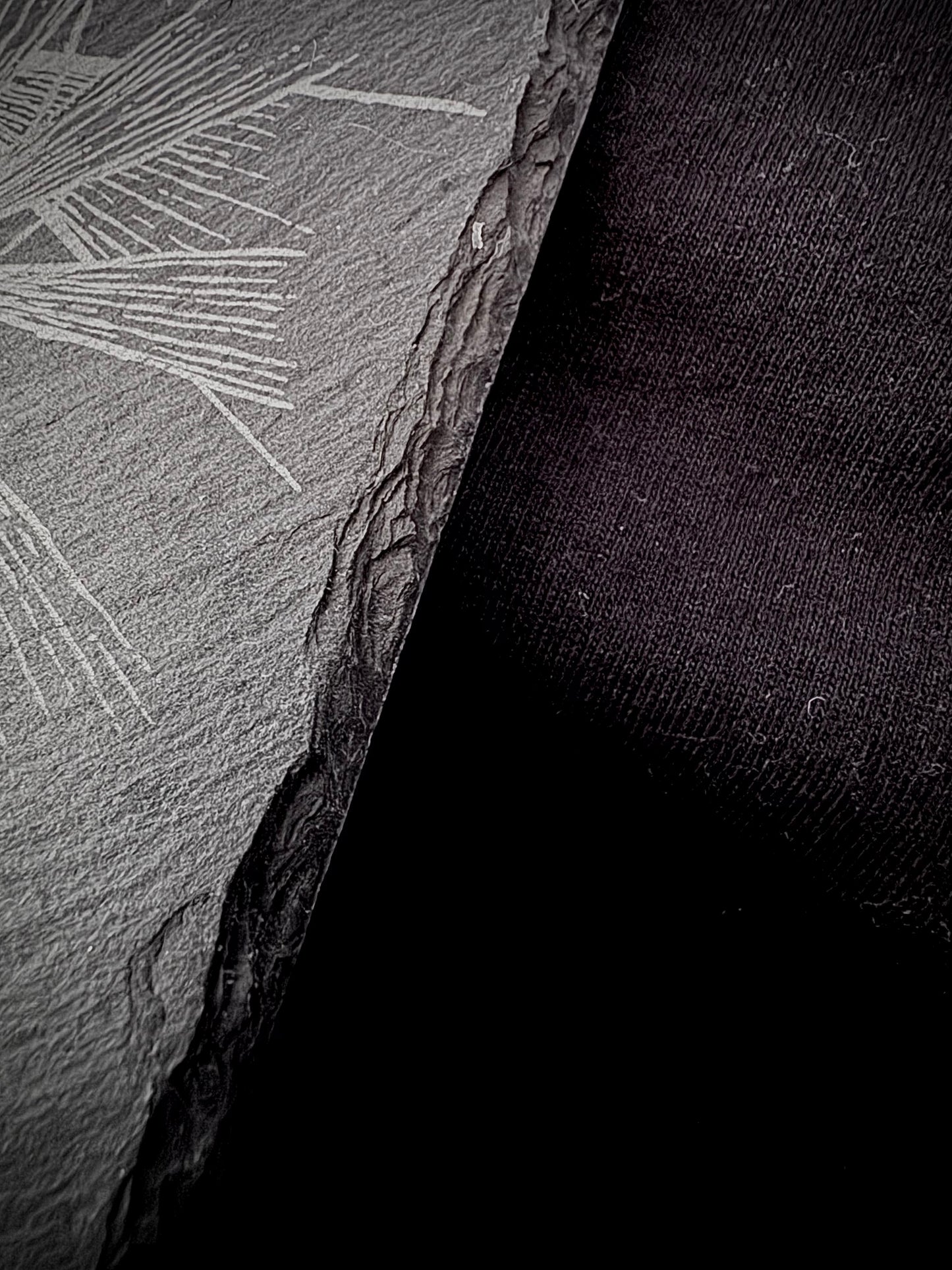 "Nulla Salus Sine Morte" - gravierte Schieferplatte mit Vanitas-Motiv