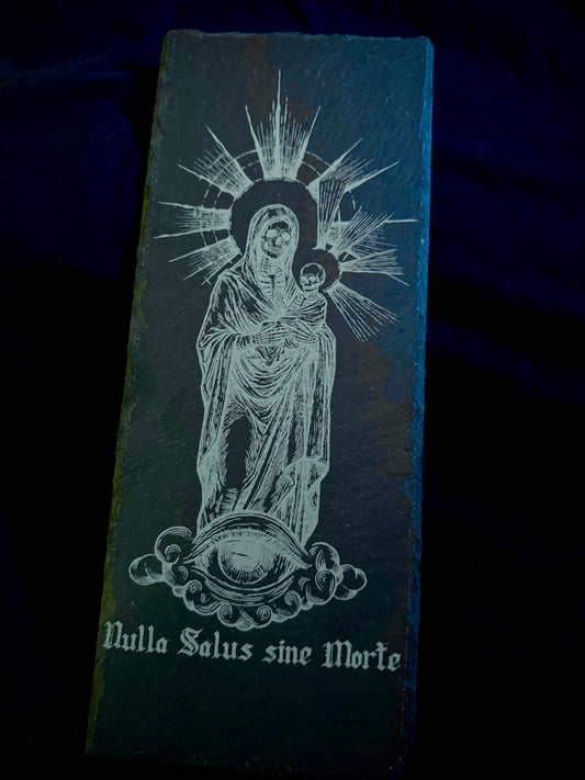 "Nulla Salus Sine Morte" - gravierte Schieferplatte mit Vanitas-Motiv